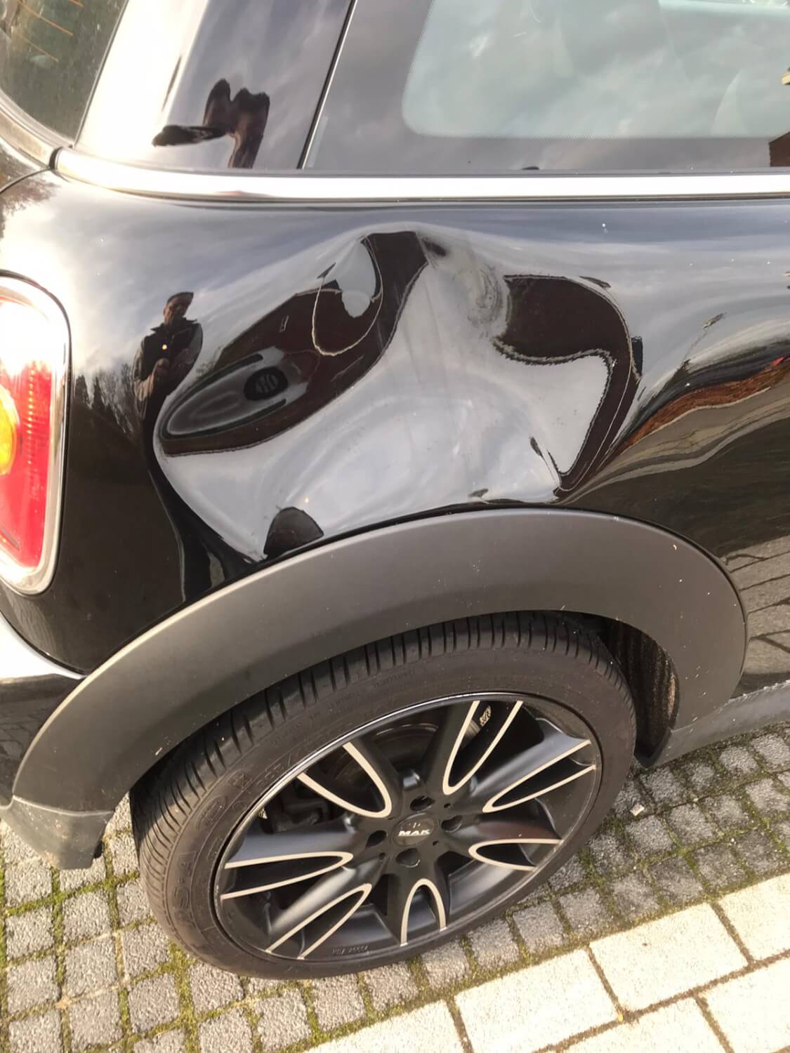 extreme deuk door vandalisme uitdeuken zonder spuiten